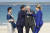 문재인 대통령과 부인 김정숙 여사가 12일(현지시간) 영국 콘월 카비스베이 해변 가설무대에서 열린 초청국 공식 환영식에 참석해 영국 보리스 존슨 총리와 부인 캐리 존슨과 인사를 하고 있다. [뉴시스]