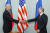 2011년 3월 10일 당시 부통령으로 블라디미르 푸틴 러시아 대통령으로 만났던 조 바이든 미국 대통령이 오는 16일(현지시간) 스위스 제네바에서, 대통령으로 미러 정상회담을 갖는다. [AP=연합뉴스]
