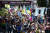 환경단체 '멸종 저항' 회원들이 12일 팰머스 거리에서 시위를 벌이고 있다. AFP=연합뉴스