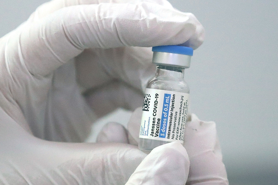 11일 오전 서울 종로구의 한 의원에서 의료진이 얀센 백신을 들어보이고 있다. 뉴스1 