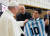 2014년 9월 1일 아르헨티나 출신의 프란치스코 교황이 바티칸을 방문한 아르헨티나 축구 영웅 마라도나(지난해 11월 별세)로부터 유니폼을 선물받고 있다. AFP=연합뉴스