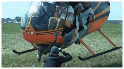 헬기 바닥에 테이프로 사람 묶고 날았다…도넘은 유튜버 [영상]