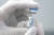 신종 코로나바이러스 감염증(코로나19) 얀센 백신접종 이틀째인 11일 오전 서울 종로구의 한 의원에서 의료진이 얀센 백신을 들어보이고 있다. 뉴스1 
