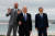 11일 영국 콘월의 G7 정상회의에서 만난 조 바이든 미국 대통령(가운데)과 스가 요시히데 일본 총리(오른쪽), 왼쪽은 샤를 미셸 EU 정상회의 상임의장. [AFP=연합뉴스]