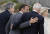 바이든 미국 대통령과 에마뉘엘 프랑스 대통령이 11일(현지시간) G7 정상회의 시작 전 어깨동무를 하고 해변을 걸으며 이야기를 나누고 있다. [AFP=연합뉴스] 