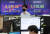 지난 11일 서울 중구 하나은행 본점 딜링룸에서 직원이 전광판 앞을 지나고 있다. 이날 코스피는 전 거래일보다 24.68포인트(0.77%) 오른 3249.32에 거래를 마쳤다. 연합뉴스