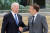 11일(현지시간) 바이든 대통령이 에마뉘엘 프랑스 대통령과 만나 담소를 나누며 큰 웃음을 짓고 있다. [AFP=연합뉴스]