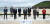 G7 정상들이 12일 영국 콘월 해변가에서 기념 사진을 찍고 있다. [AFP=연합뉴스]