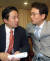 2003년 9월 8일 원희룡(왼쪽),남경필 의원이 국회 상임운영위원회 회의에 앞서 얘기를 나누고 있다. 중앙포토