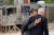 에마뉘엘 마크롱 프랑스 대통령(왼쪽)과 조 바이든 미국 대통령이 대화를 나누고 있다. [AFP=연합뉴스]