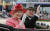 지난 2011년 엘리자베스 2세 영국 여왕과 부군 필립공이 마차를 타고 국민들에게 인사하는 모습.[AP=연합뉴스]