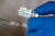 미국 캘리포니아주 로스앤젤레스의 한 병원에서 의료진이 얀센 백신을 주사기에 담고 있다. EPA=연합뉴스
