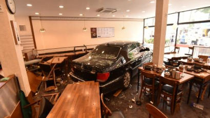 식당으로 들이닥친 승용차… 11명 다쳐 