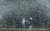전국 대부분 지역의 낮 최고기온이 30도 안팎의 무더위를 기록한 8일 서울 강북구 북서울꿈의숲을 찾은 시민들이 분수대를 배경으로 기념촬영을 하고 있다. 김성룡 기자