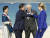 G7 정상회의에 참석한 문재인 대통령 내외가 12일(현지시간) 영국 콘월 카비스베이 해변 가설무대에서 열린 초청국 공식 환영식에서 영국 보리스 존슨 총리 내외와 인사하고 있다. 연합뉴스