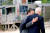 조 바이든 미국 대통령과 엠마뉴엘 마크롱 프랑스 대통령이 11일(현지시간) 영국 콘월에서 대화하는 모습. 연합뉴스