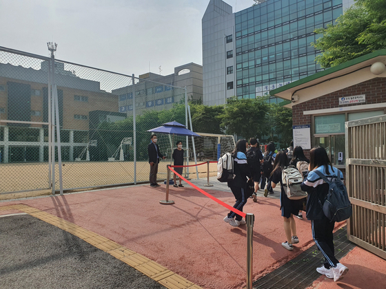 14일 서울 양천구 월촌중학교 학생들이 등교하고 있다. 남궁민 기자