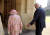 엘리자베스2세 영국 여왕과 조 바이든 미국 대통령이 13일 영국 런던 인근 윈저성에서 만나 함께 성안으로 이동하고 있다. [AP=연합뉴스]