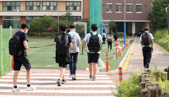 14일 서울 동대문구 장평중학교에서 학생들이 등교를 하고 있다. 뉴스1