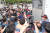 전국택배노동조합이 15일 서울 여의도 공원에서 1박2일 동안의 ‘서울 상경 투쟁‘을 벌이고 있다. 이날 택배 노조원들이 도롯가에 정차중이던 트럭을 향해 기습 행진해 앰프 등의 장비를 내리고 있다. 우상조 기자