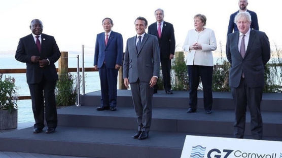 G7 사진서 남아공 대통령 자른 靑…스가는 바이든·文 지웠다