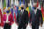 조 바이든 미국 대통령이 15일 샤를 미셸 유럽연합 상임의장과 우르줄라 폰데라이엔 EU 집행위원장과 정상회담을 하기 위해 만났다. [AP=연합뉴스]