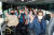 15일 오전 충남 태안군 고남면에서 원산도 선촌항으로 가는 순환버스에 탑승한 가세로 태안군수(왼쪽)과 주민들이 손을 흔들고 있다. [사진 태안군]