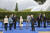 영국 엘리자베스 여왕과 사진촬영을 마친 G7 정상들이 환담하는 가운데 스가 총리가 뒤쪽에 서 있는 모습. [AP=연합뉴스]