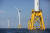 지난 2016년 미국 로드아일랜드주 블록섬 인근 해안에 있는 풍력발전 터빈의 모습.[AP=연합뉴스]