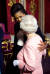 미셸 오바마 여사가 2009년 엘리자베스 2세 여왕의 어깨에 손을 얹고 한 팔로 껴앉는 모습. [AP=연합뉴스]