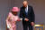 엘리자베스 2세 여왕은 의장대 사열을 하기 위해 이동 중 바이든 대통령이 부축하려고 팔을 내밀자 사양했다고 외신들은 전했다. [로이터=연합뉴스]