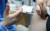 지난달 28일 오후 서울시 관악구보건소에서 보건소 관계자가 아스트라제네카 백신을 접종하고 있다.뉴스1