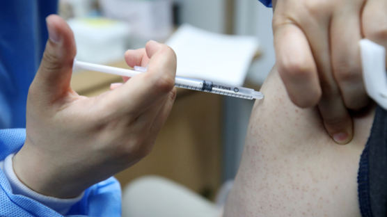 백신 부작용 국내 첫 사망···의료계 "접종연령 높이기 검토를"