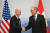 바이든 대통령이 15일 제네바에 도착해 기 파르믈랭 스위스 대통령과 만나고 있다. [AP=연합뉴스]