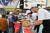 지난해 7월 22일 강원 정선군 정선아리랑시장에서 열린 ‘정선아리랑시장 동행세일 +10일 응원전’에서 행사 관계자들이 군민들에게 음식을 나눠주고 있다. 뉴스1