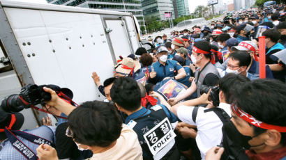 [사진] 파업 택배노조, 경찰과 충돌