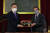스페인을 국빈 방문 중인 문재인 대통령이 15일(현지시간) 스페인 마드리드 시청을 방문해 호세 루이스 마르티네즈-알메이다 시장으로부터 행운의 열쇠를 선물받고 있다. 연합뉴스