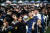 13일 열린 중국 우한화중사범대학 졸업식. 1만 1000명이 모였다. 사진에서 마스크를 낀 사람은 한 명만 눈에 띈다. AFP=연합뉴스