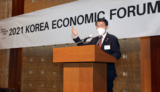 은성수 금융위원장이 17일 코리아중앙데일리-뉴욕타임스가 주최한 ‘2021 한국 경제 포럼(Korea Economic Forum)’에서 기조연설을 하고 있다. 박상문 기자