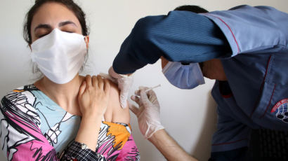 "백신 미접종자, 폰 끊고 월급 깎는다" 파키스탄의 초강수