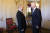 블라디미르 푸틴 대통령(왼쪽)과 조 바이든 미국 대통령이 16일(현지시간) 스위스 제네바에서 열린 미러 정상회담에서 만나 대화를 나누고 있다. AP=연합뉴스