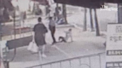 지하주차장서 여성은 기어 나왔다…묻지마폭행 충격 장면[영상]