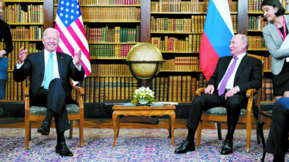 [사진] 바이든과 첫 회담, 지각대장 푸틴 15분 먼저 도착