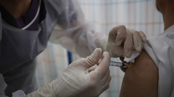 잔여 AZ백신 맞은 30대 숨져…국내 첫 백신 부작용 사망