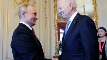 ‘지각 대장’ 푸틴, 이번엔 정시 도착… 바이든과 첫 정상 회담 시작