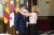 스페인을 국빈 방문 중인 문재인 대통령이 16일(현지시간) 스페인 마드리드 상원의사당에서 메리첼 바텟 하원의장에게 메달을 받고 있다. [청와대 제공]
