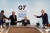 보리스 존슨 영국 총리(가운데)와 조 바이든 미국 대통령(오른쪽)이 문재인 대통령을 손가락으로 가리키는 장면. [온라인 커뮤니티]