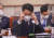 김진욱 공수처장이 18일 오전 서울 여의도 국회에서 열린 법제사법위원회 전체회의에서 안경을 고쳐쓰고 있다. 연합뉴스