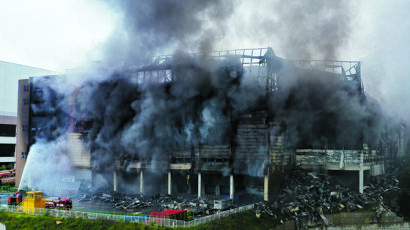 쿠팡 화재 36시간 만에 큰 불길잡았다… 건물 붕괴 위험 실종 소방관 수색 지연