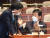 18일 오후 서울 여의도 국회에서 열린 더불어민주당 정책 의원총회에서 김진표 의원(사진 오른쪽)과 박완주 의원이 대화하고 있다. 2021.6.18/뉴스1